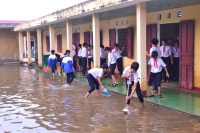Ấm lòng trang sách mới cho học sinh lũ lụt ở Hà Tĩnh